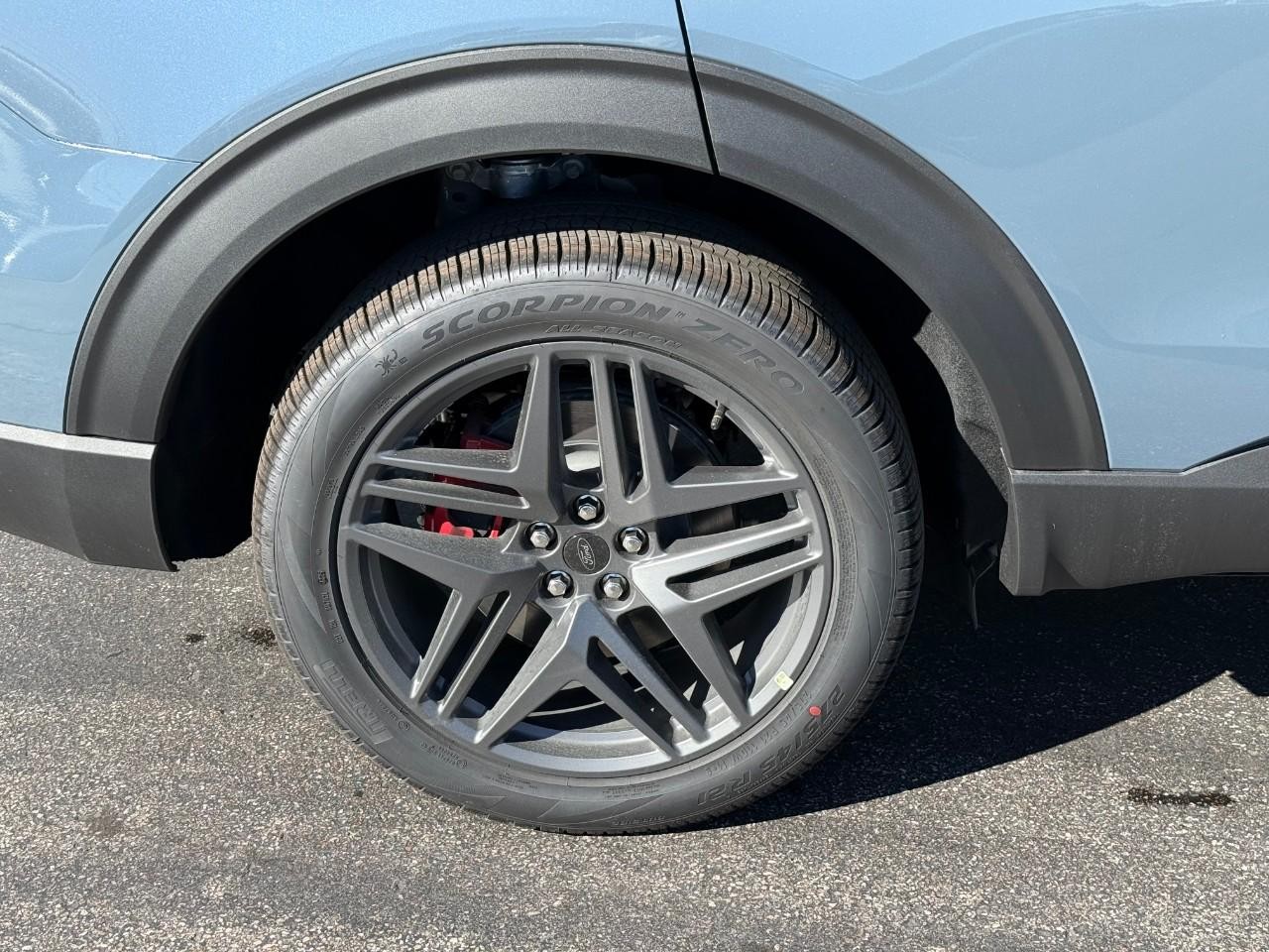 Ford Explorer Vehicle Full-screen Gallery Image 04