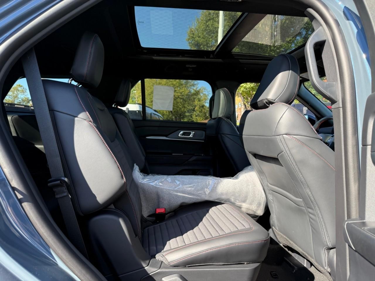 Ford Explorer Vehicle Full-screen Gallery Image 05