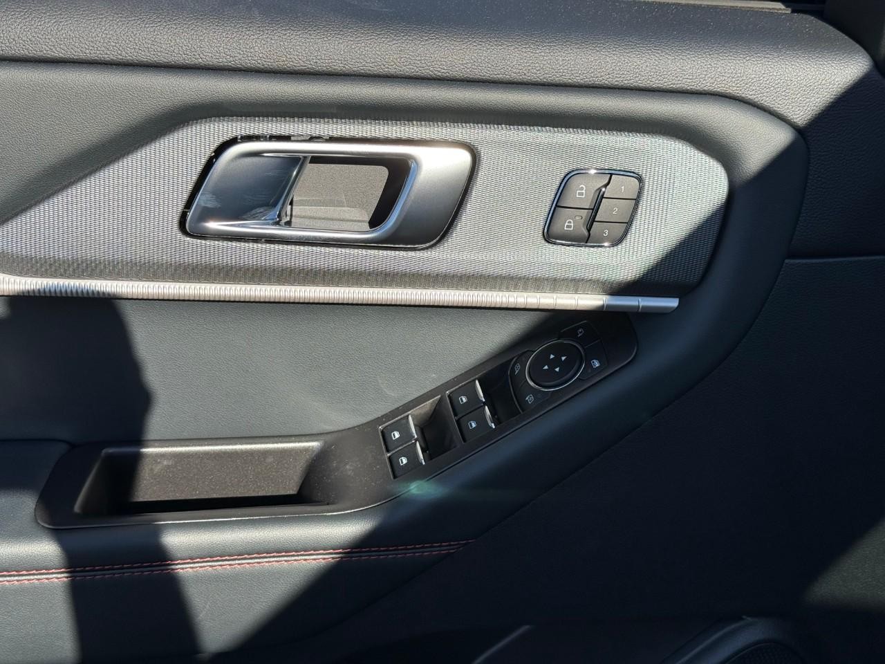 Ford Explorer Vehicle Full-screen Gallery Image 10