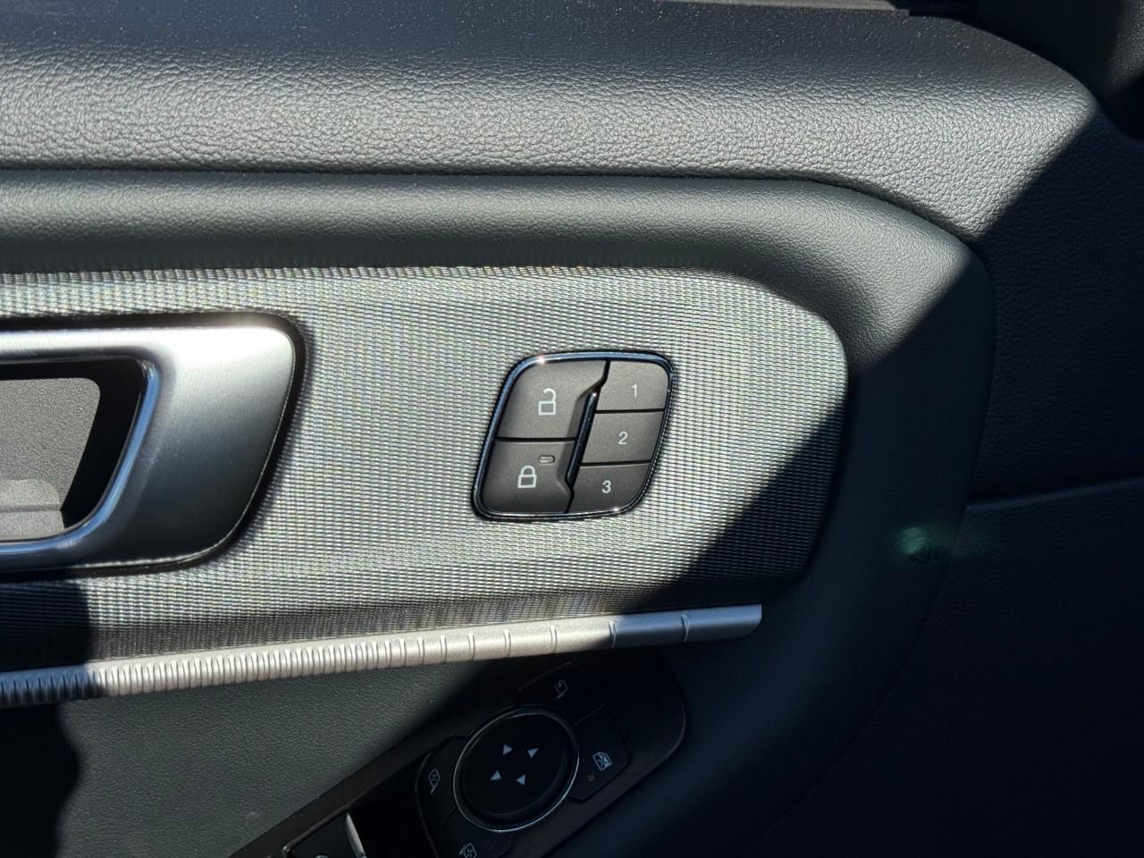 Ford Explorer Vehicle Full-screen Gallery Image 11