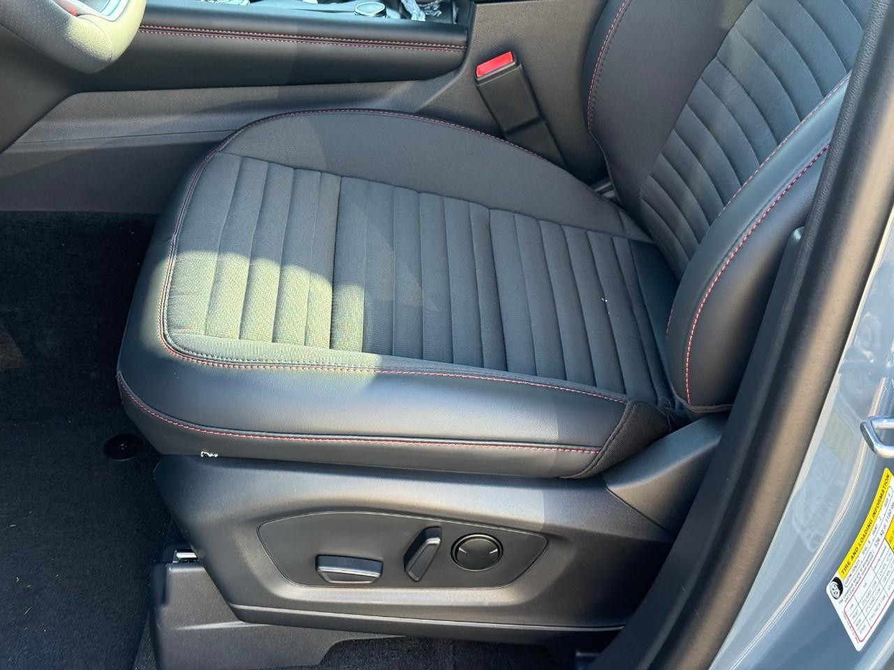 Ford Explorer Vehicle Full-screen Gallery Image 12