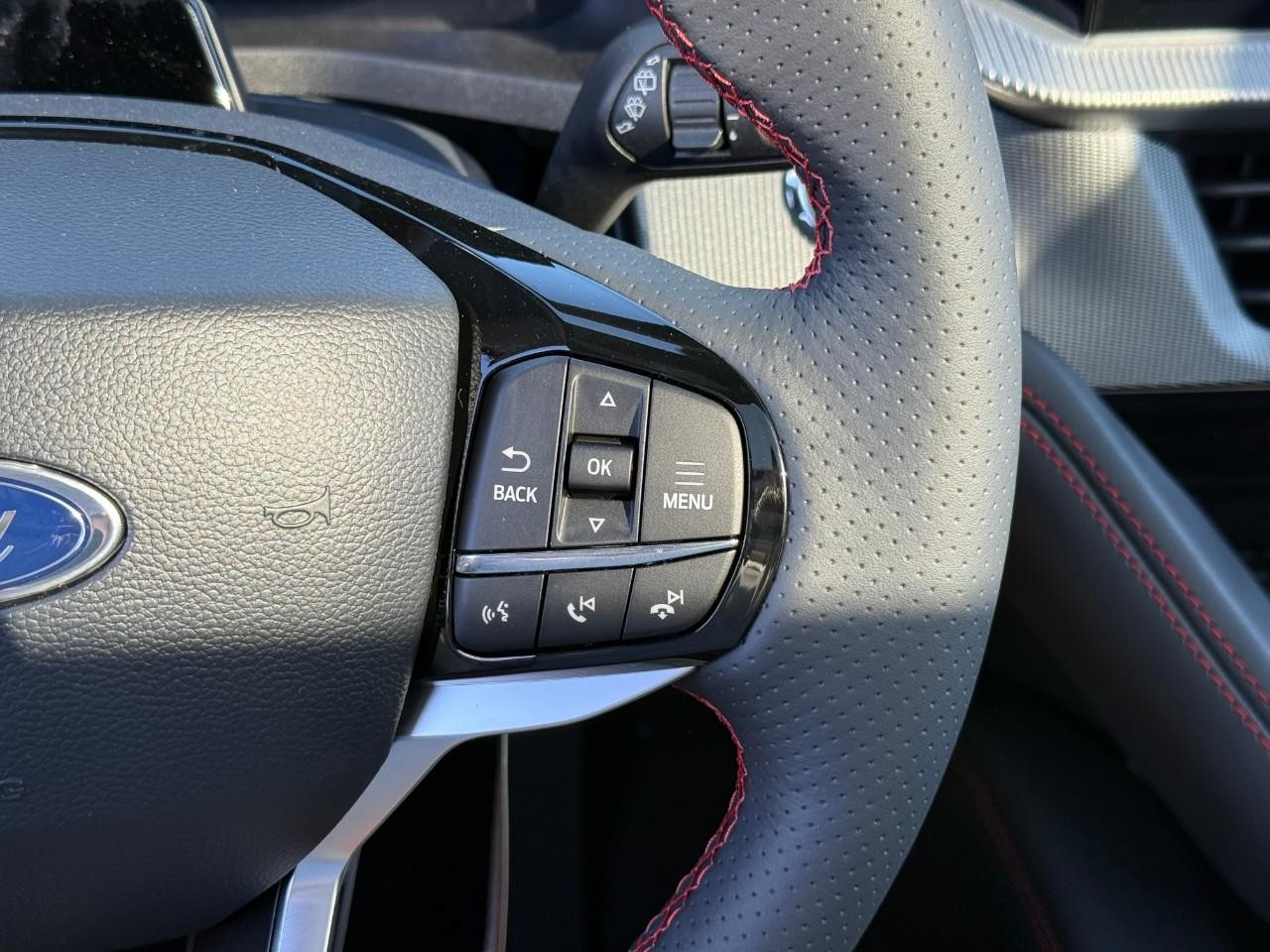 Ford Explorer Vehicle Full-screen Gallery Image 15