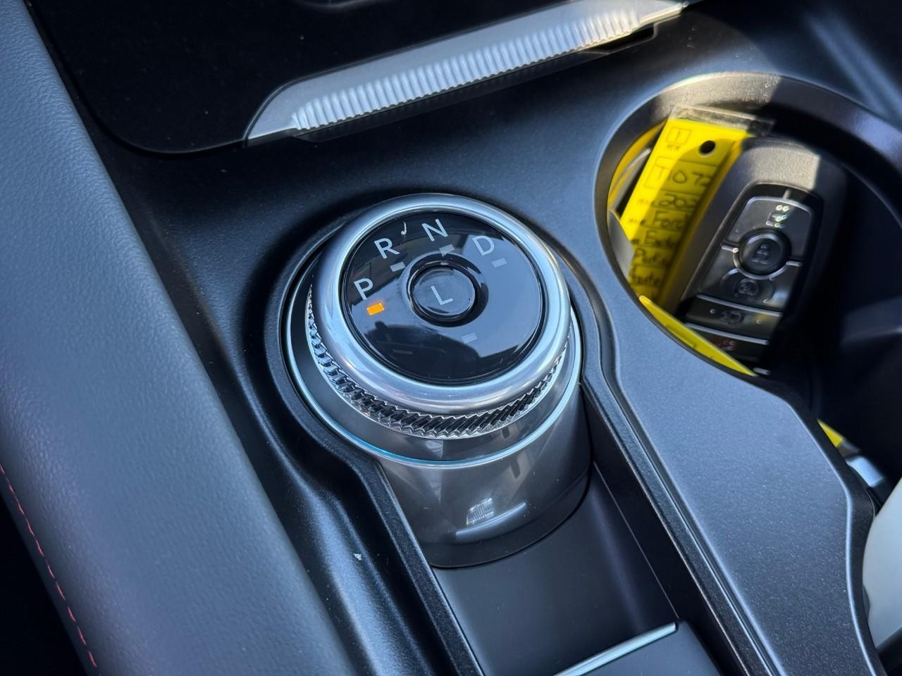 Ford Explorer Vehicle Full-screen Gallery Image 16