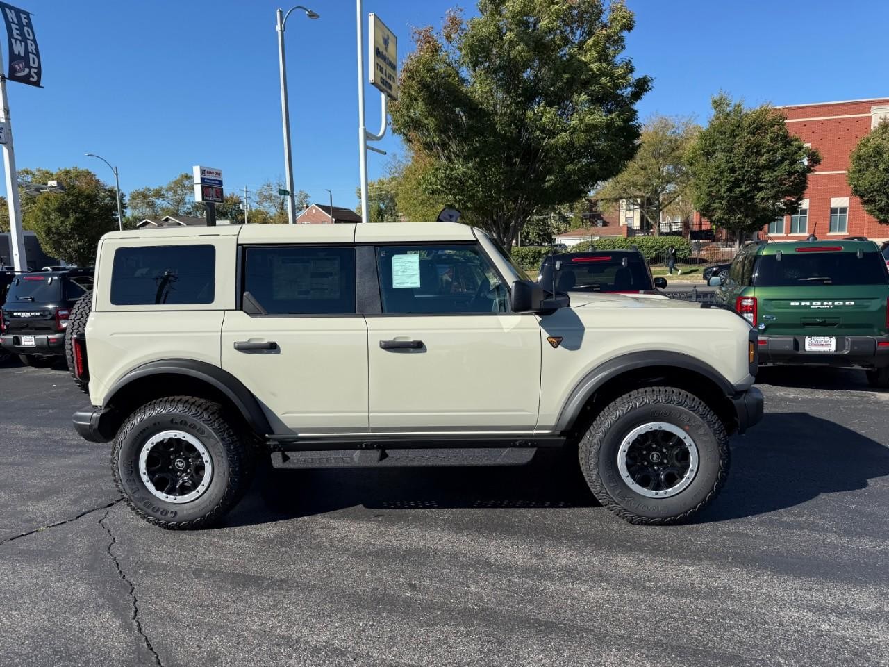 Ford Bronco Vehicle Full-screen Gallery Image 02