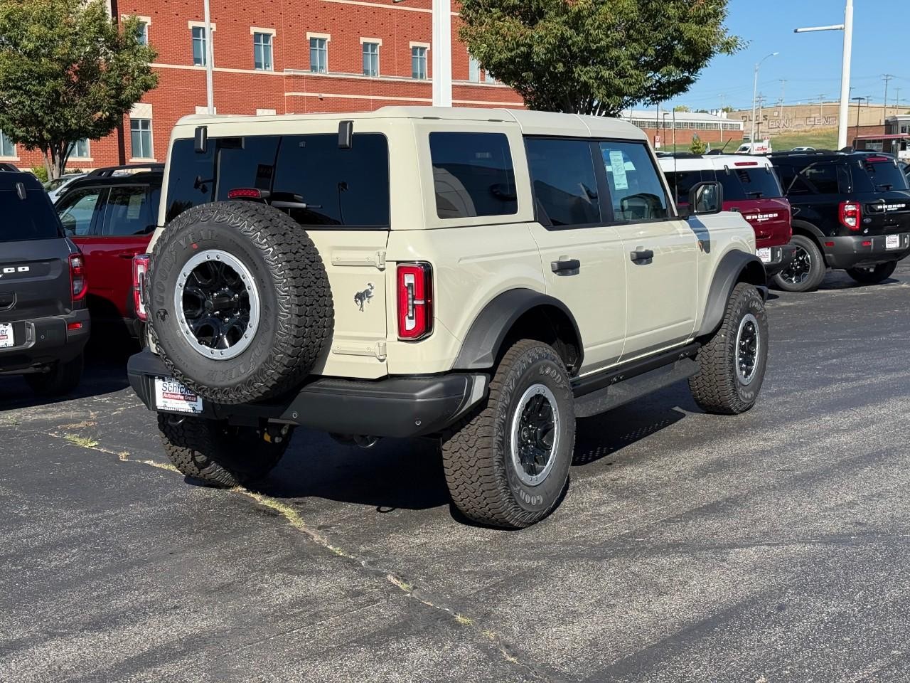 Ford Bronco Vehicle Full-screen Gallery Image 03