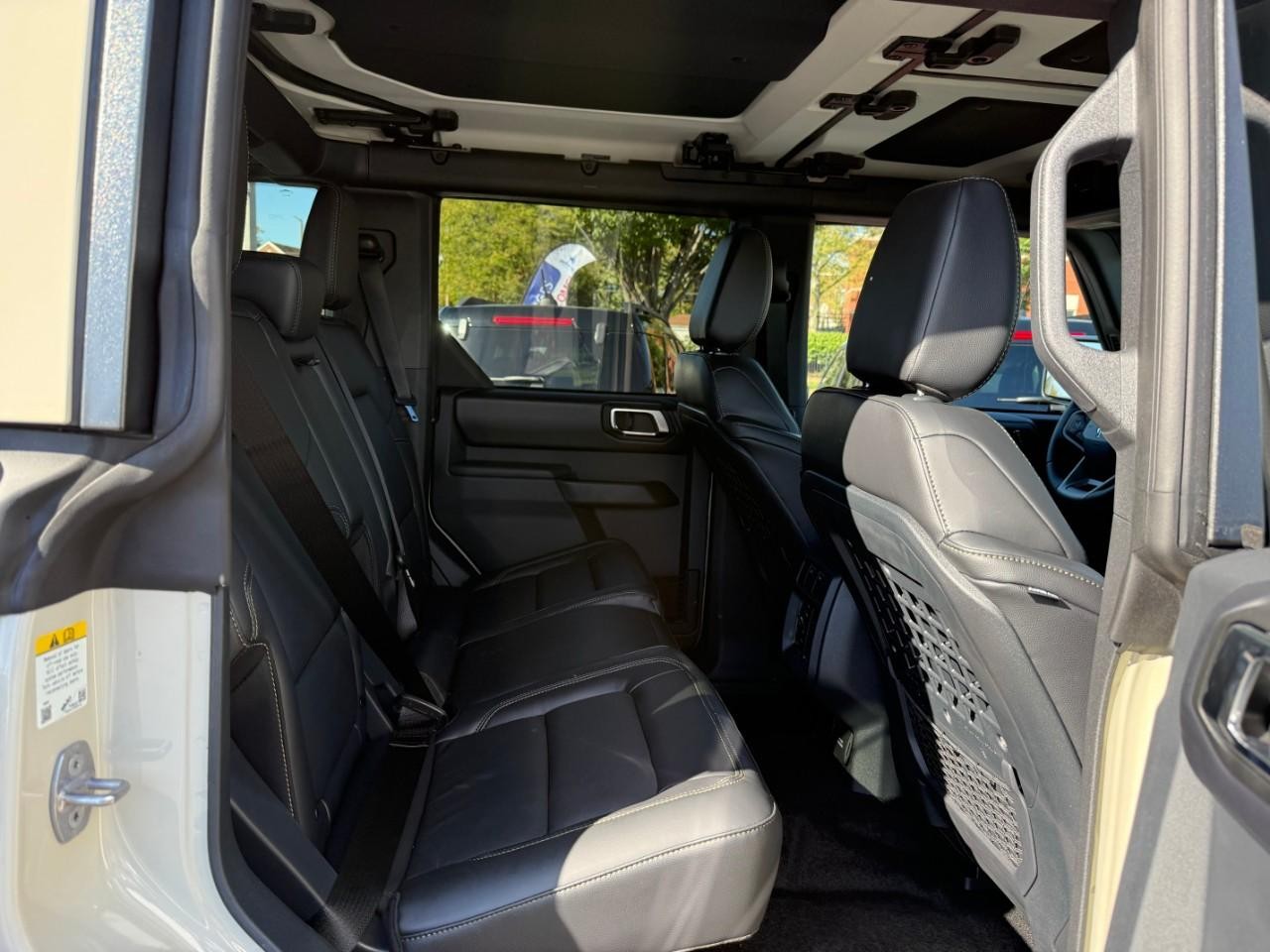 Ford Bronco Vehicle Full-screen Gallery Image 04