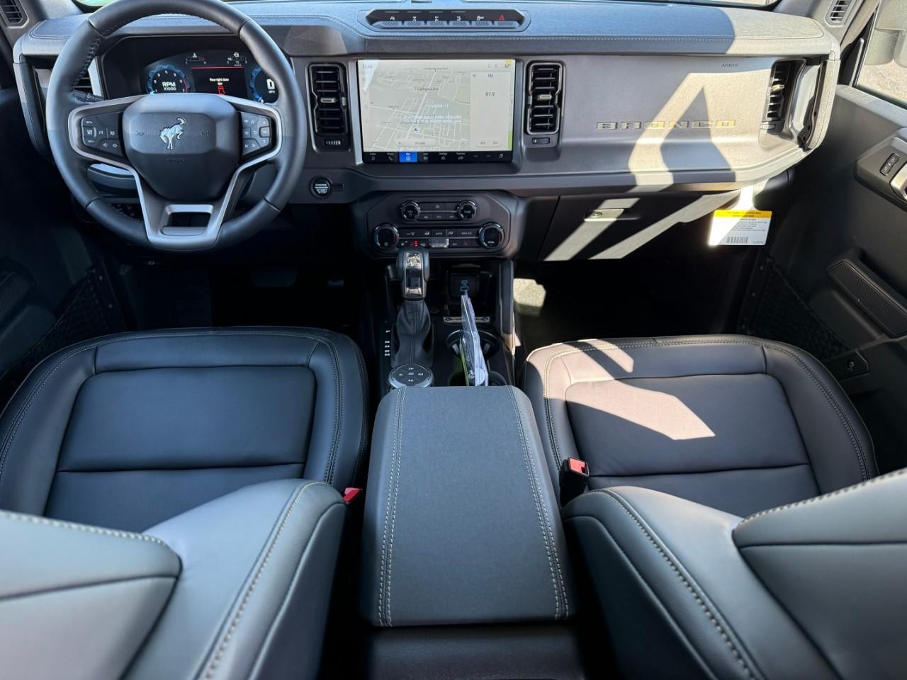 Ford Bronco Vehicle Full-screen Gallery Image 05