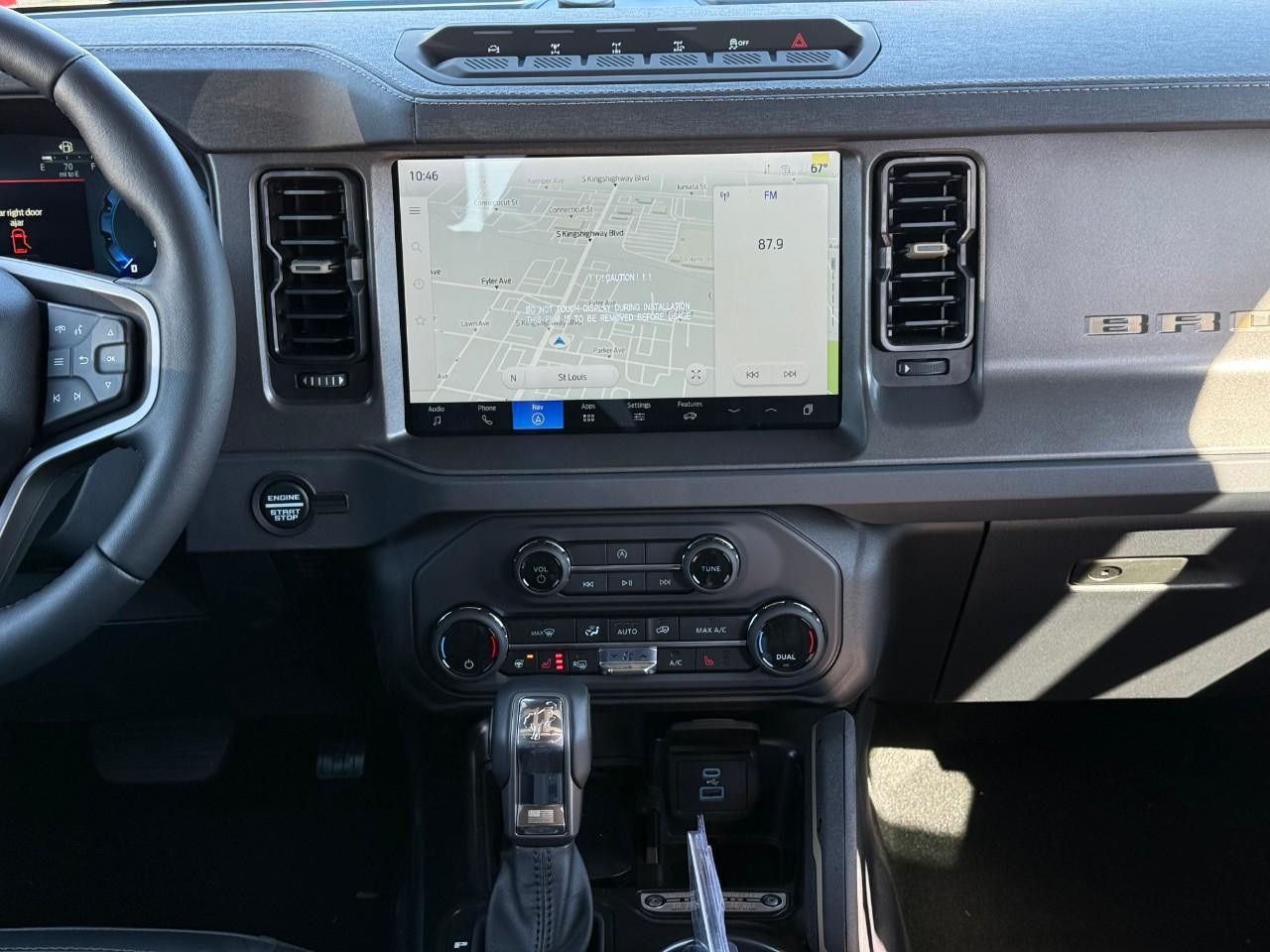 Ford Bronco Vehicle Full-screen Gallery Image 08