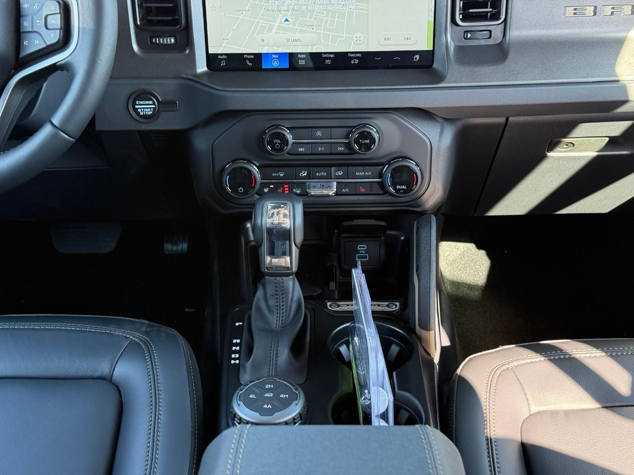 Ford Bronco Vehicle Full-screen Gallery Image 09