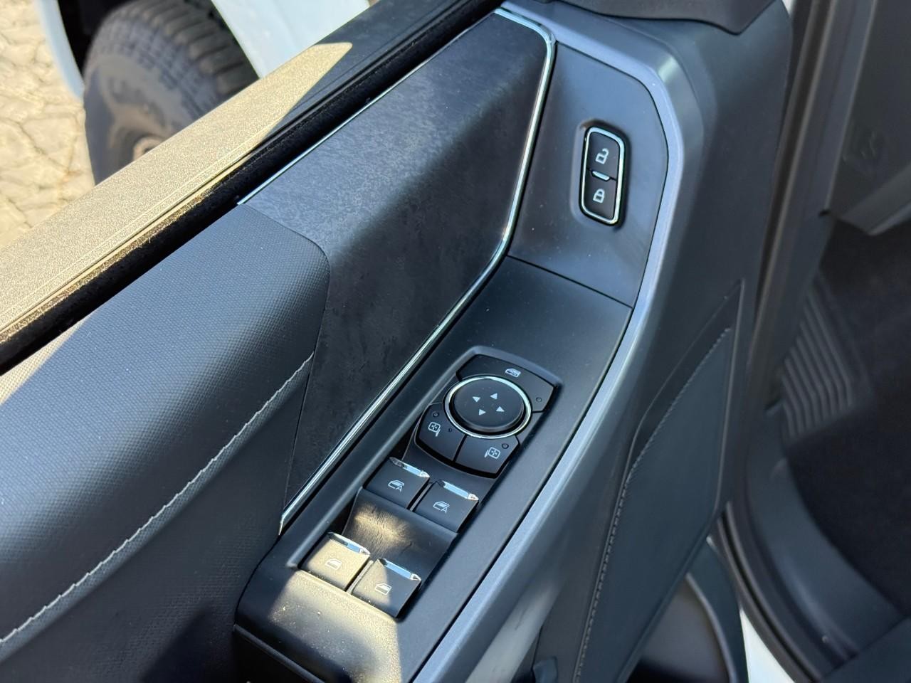 Ford F-150 Vehicle Full-screen Gallery Image 10