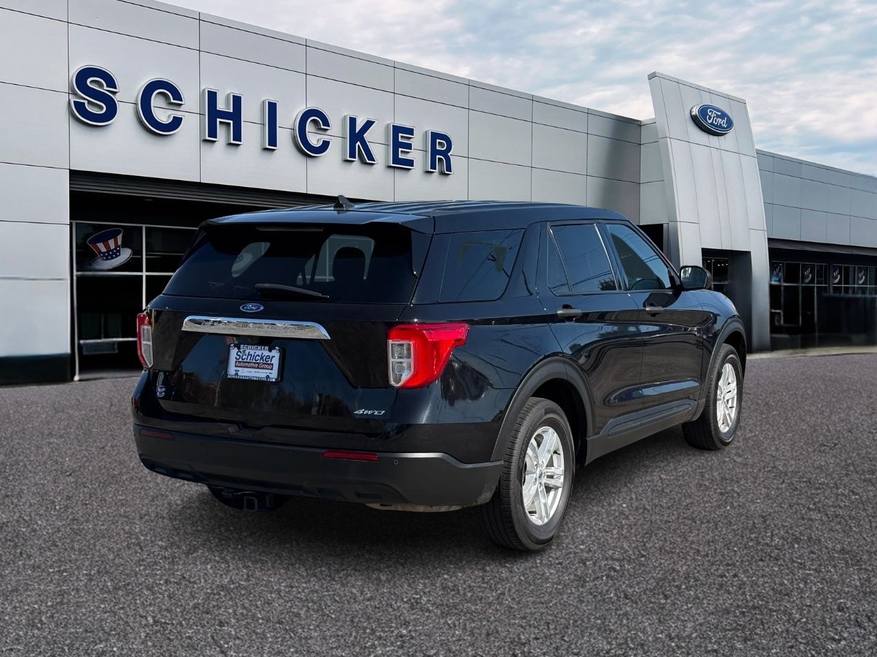 Ford Explorer Vehicle Full-screen Gallery Image 02