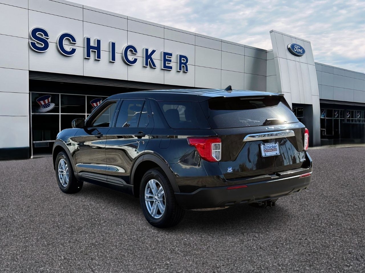 Ford Explorer Vehicle Full-screen Gallery Image 03