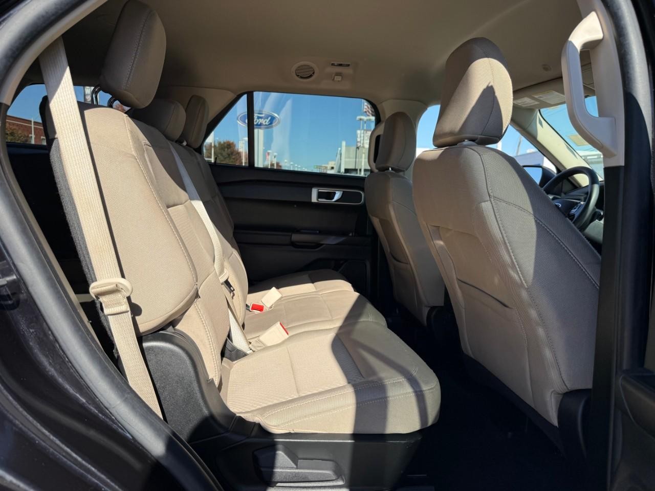 Ford Explorer Vehicle Full-screen Gallery Image 05