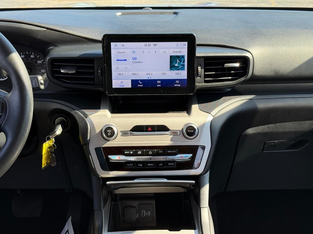 Ford Explorer Vehicle Full-screen Gallery Image 09