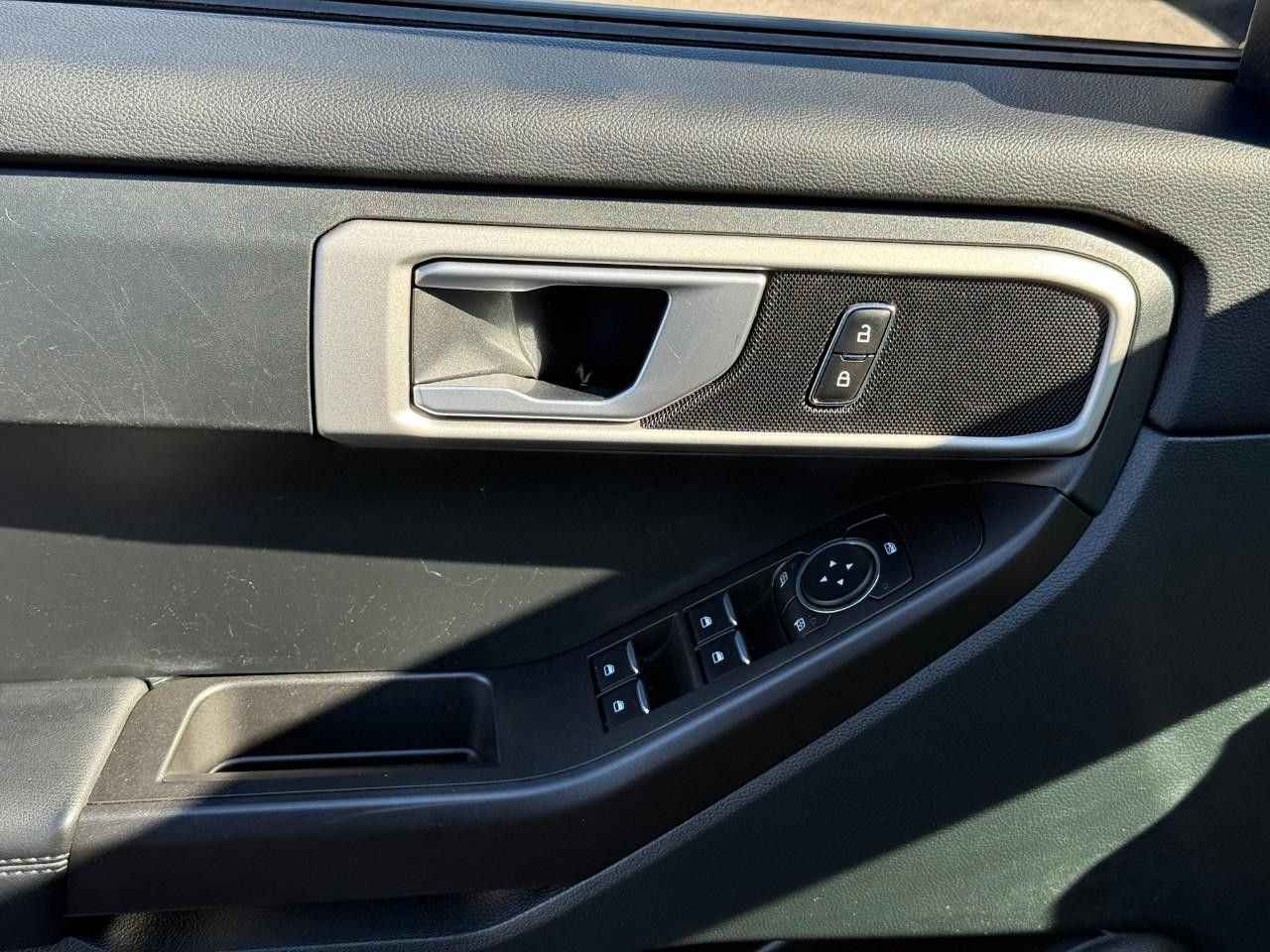 Ford Explorer Vehicle Full-screen Gallery Image 11