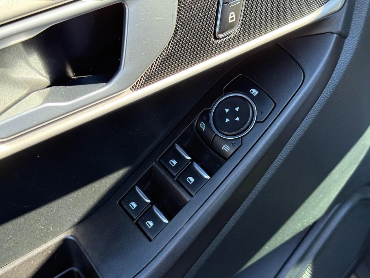 Ford Explorer Vehicle Full-screen Gallery Image 12