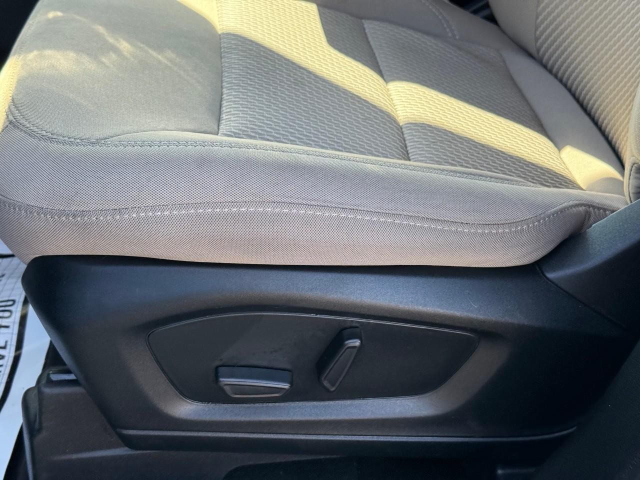 Ford Explorer Vehicle Full-screen Gallery Image 15