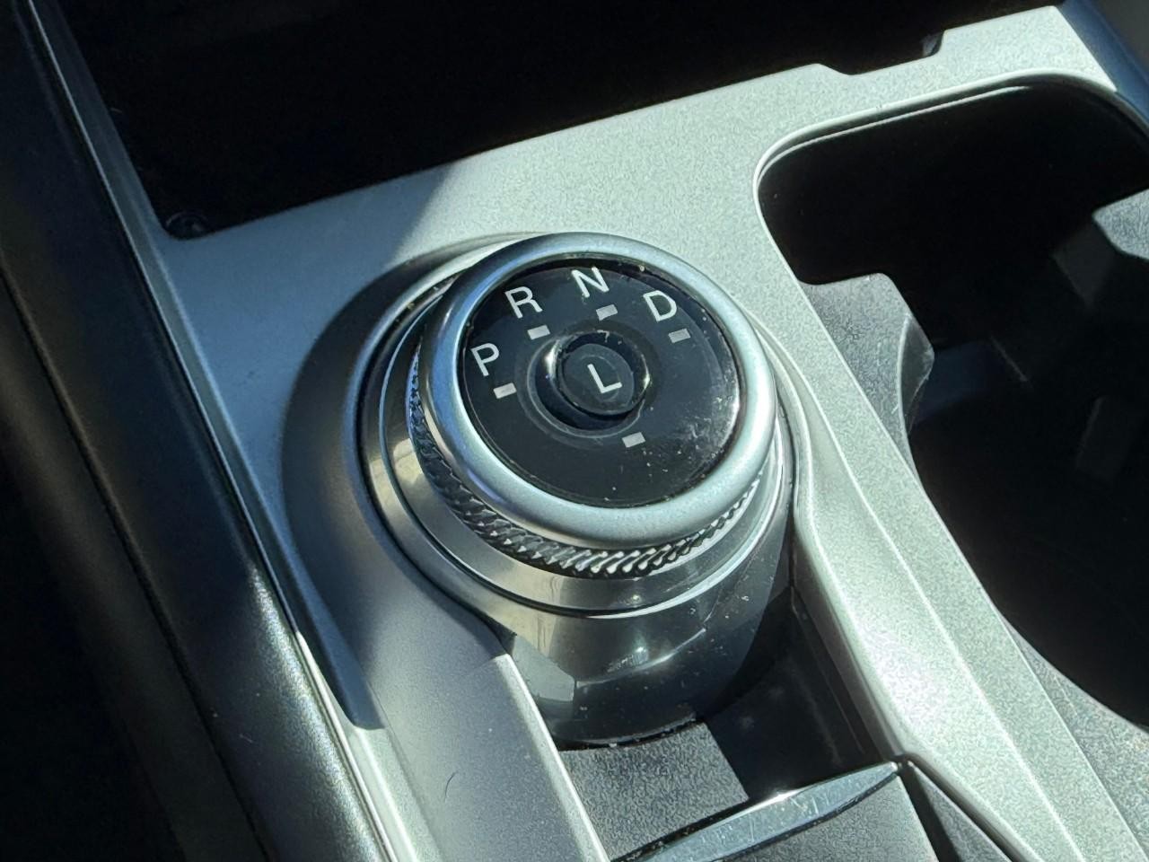 Ford Explorer Vehicle Full-screen Gallery Image 16