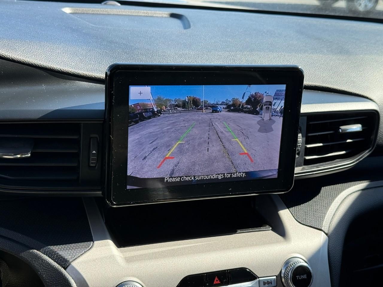 Ford Explorer Vehicle Full-screen Gallery Image 18