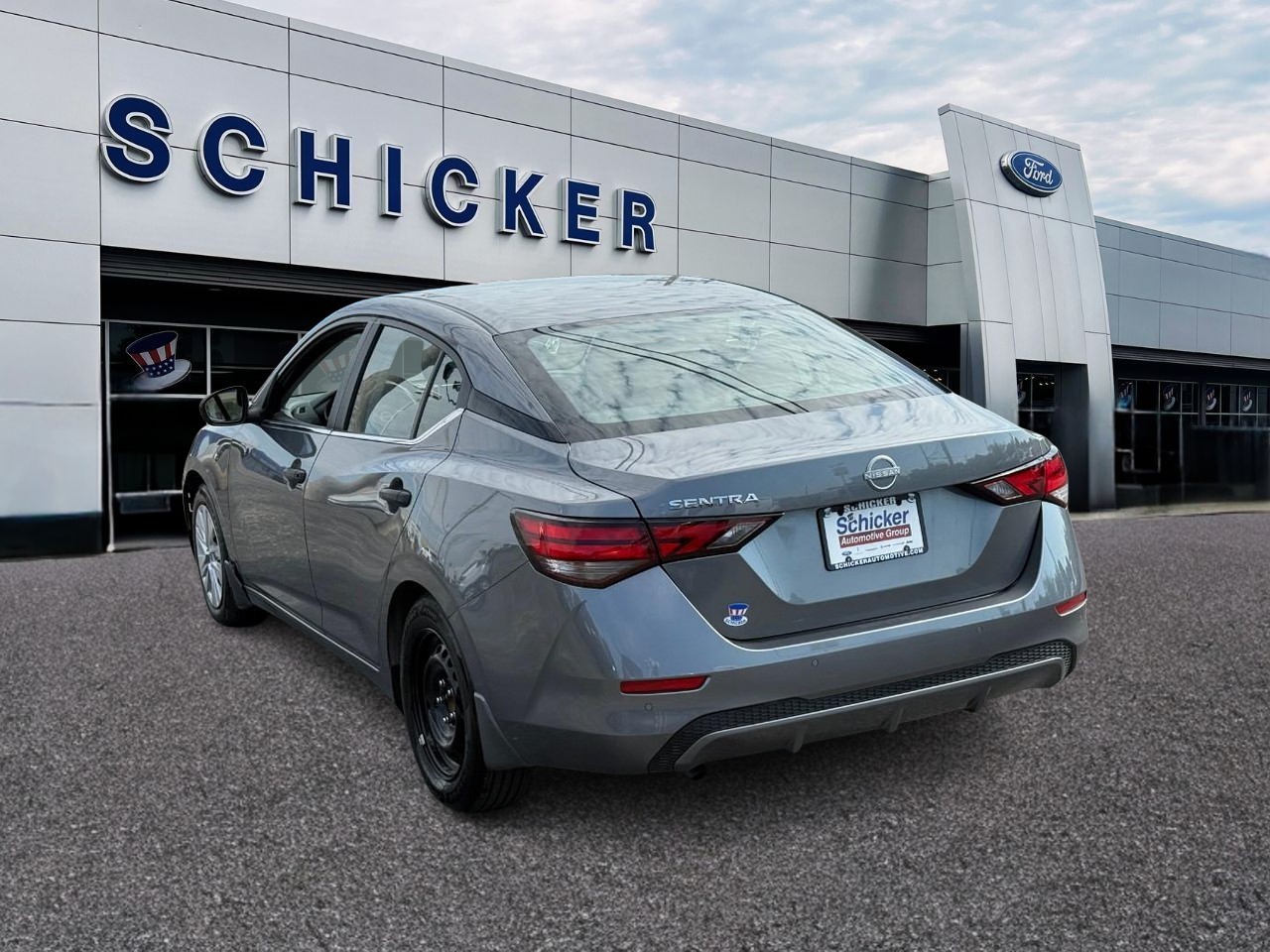 Nissan Sentra Vehicle Full-screen Gallery Image 03