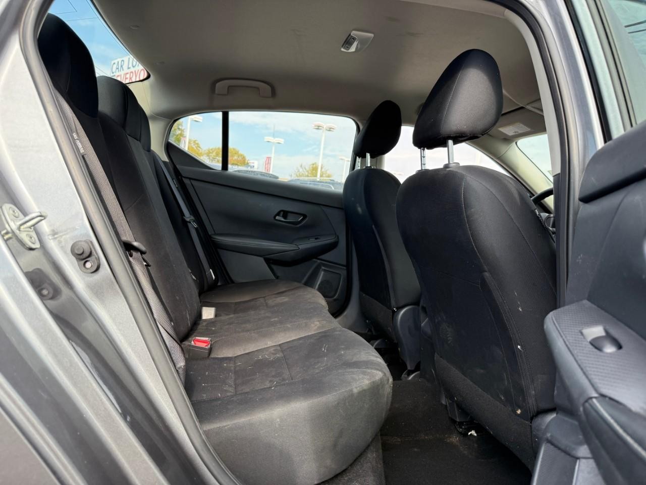 Nissan Sentra Vehicle Full-screen Gallery Image 05