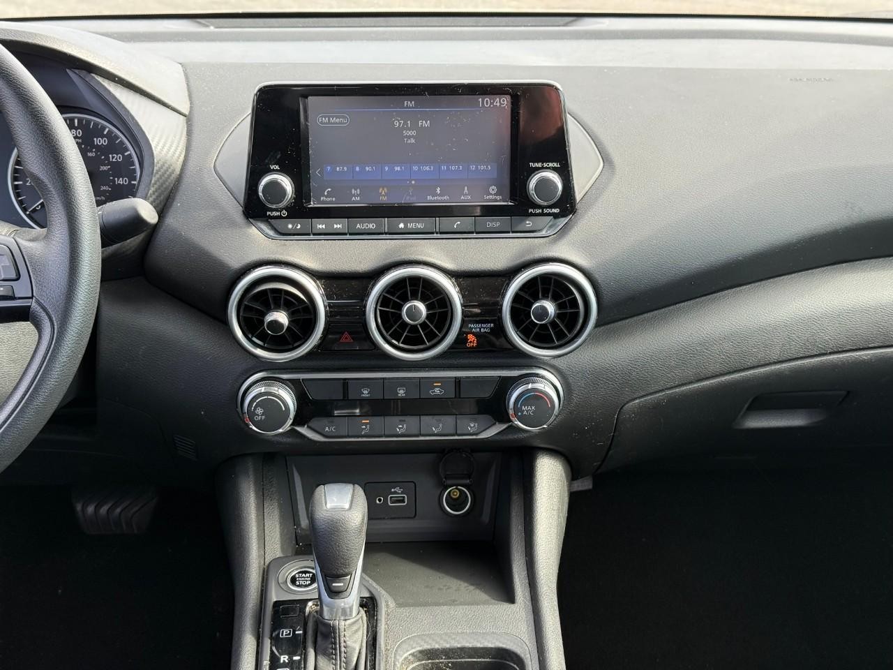 Nissan Sentra Vehicle Full-screen Gallery Image 08