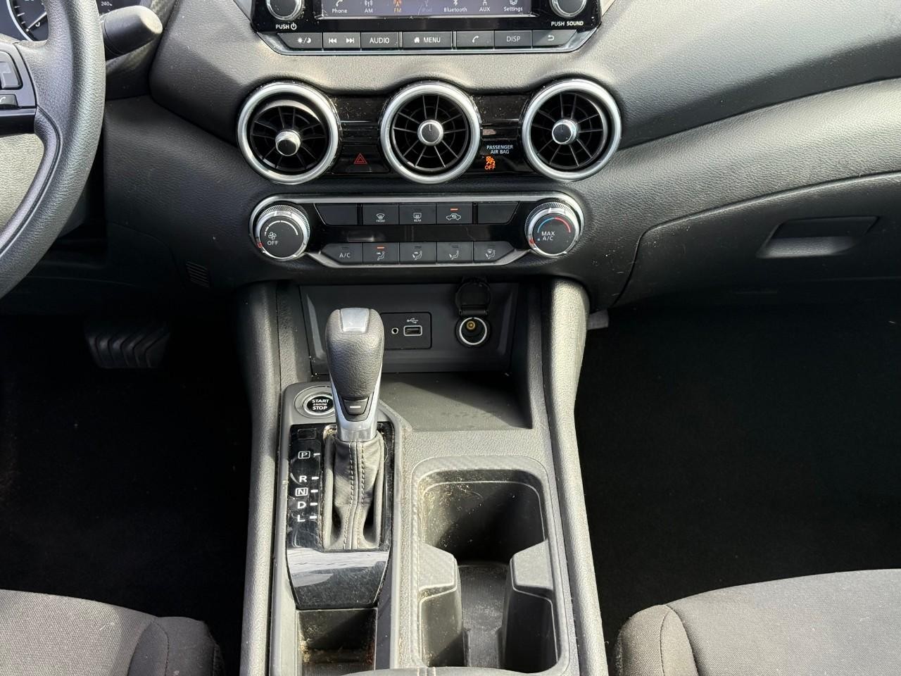 Nissan Sentra Vehicle Full-screen Gallery Image 09