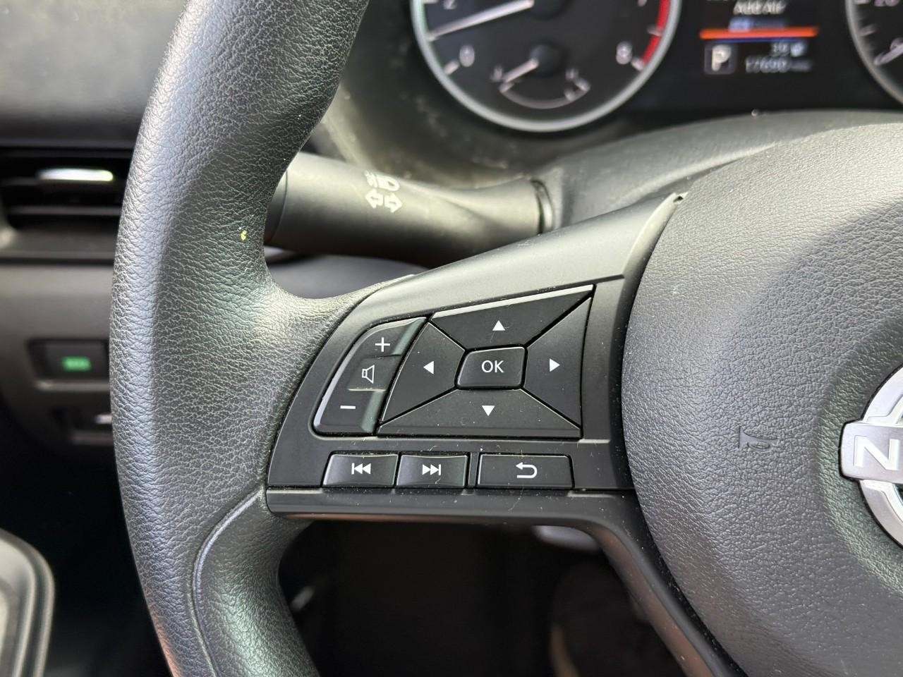 Nissan Sentra Vehicle Full-screen Gallery Image 12