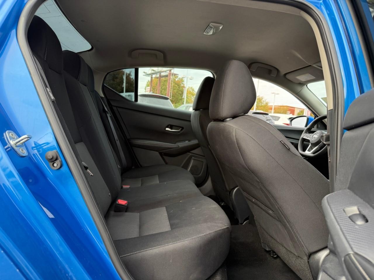 Nissan Sentra Vehicle Full-screen Gallery Image 05