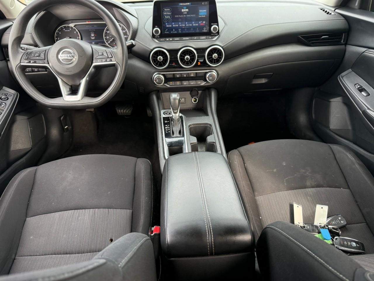 Nissan Sentra Vehicle Full-screen Gallery Image 06