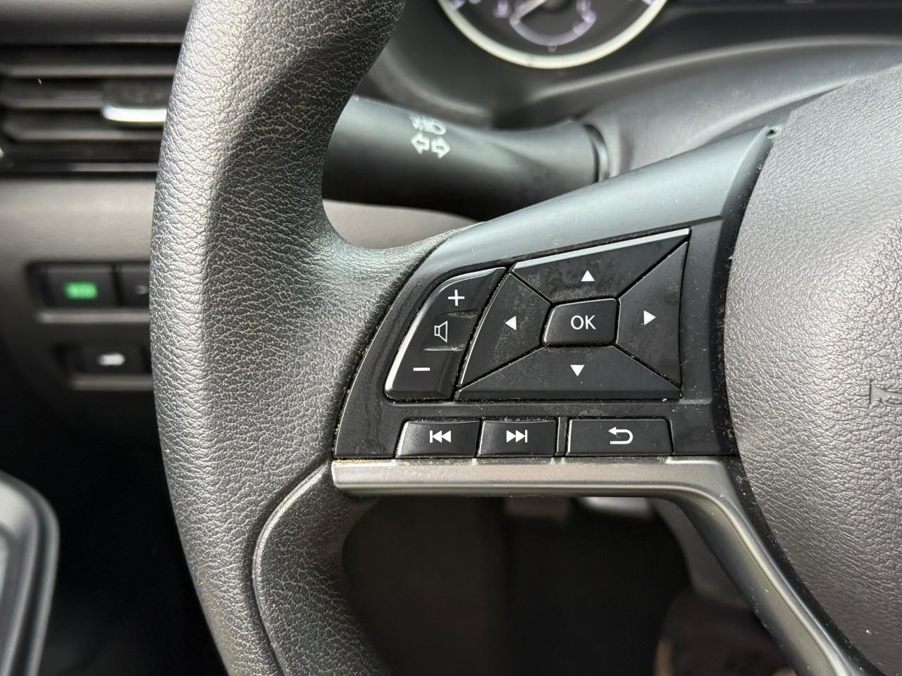 Nissan Sentra Vehicle Full-screen Gallery Image 12