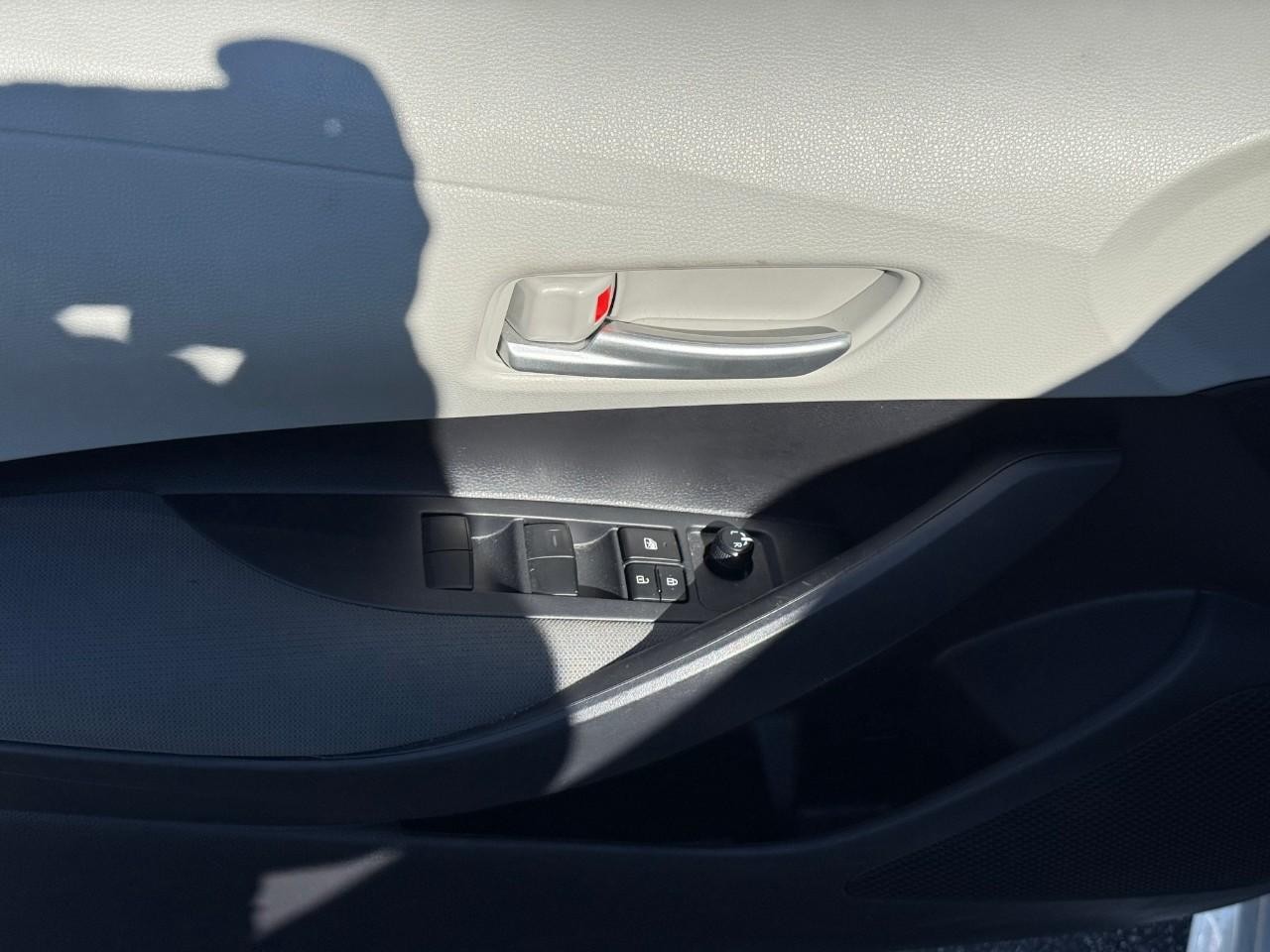 Toyota Corolla Vehicle Full-screen Gallery Image 10