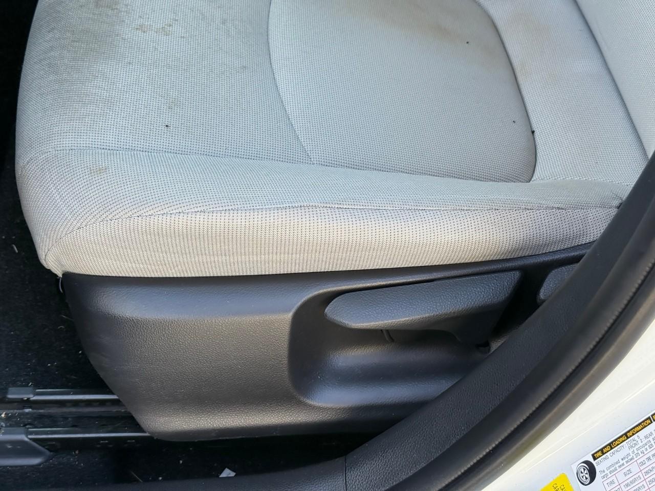 Toyota Corolla Vehicle Full-screen Gallery Image 12