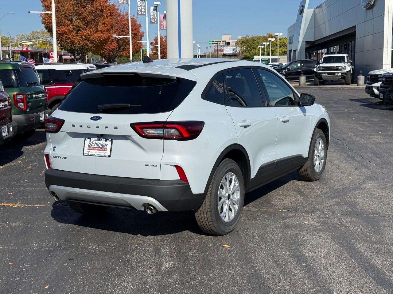 Ford Escape Vehicle Full-screen Gallery Image 03