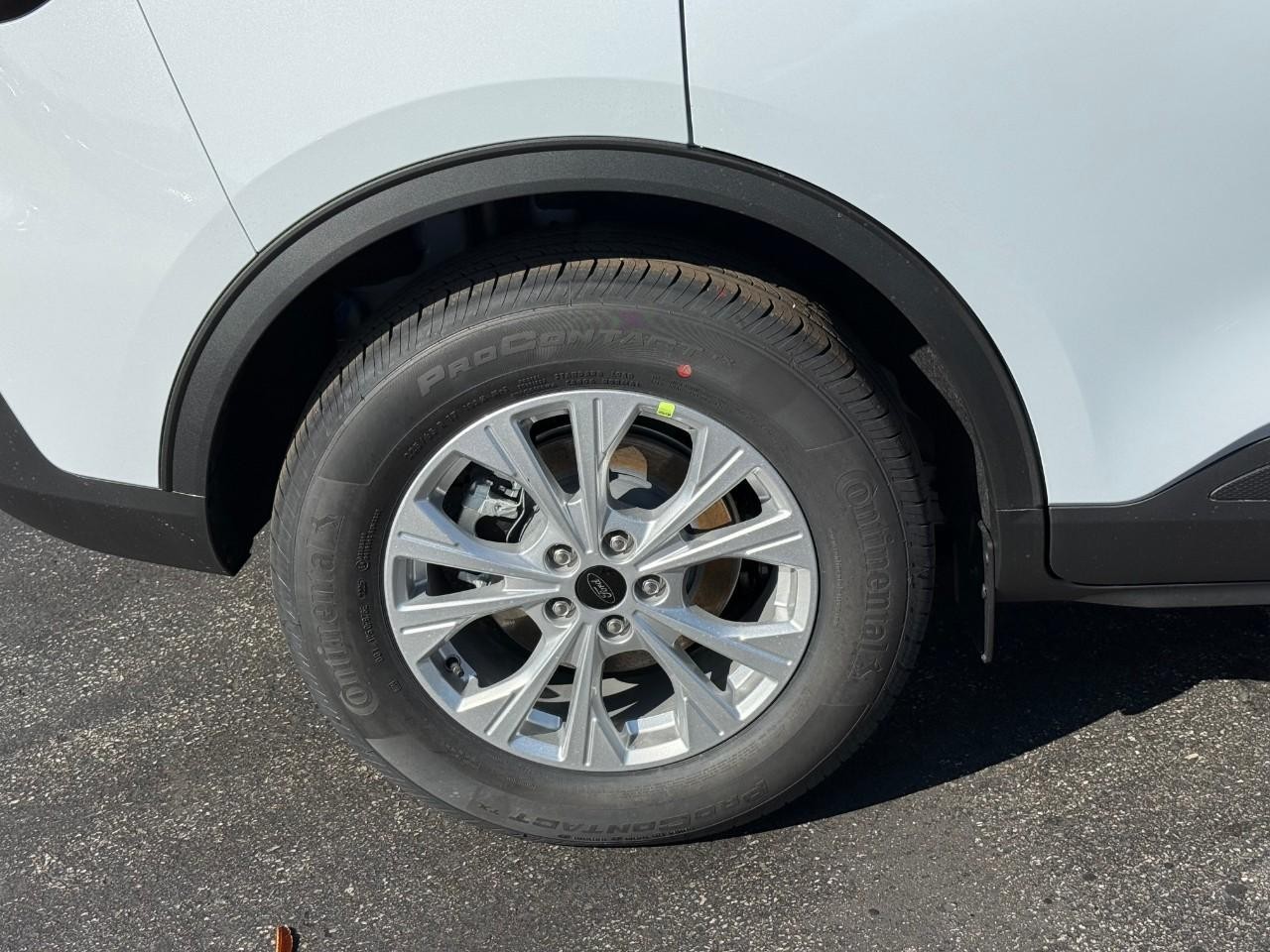 Ford Escape Vehicle Full-screen Gallery Image 05