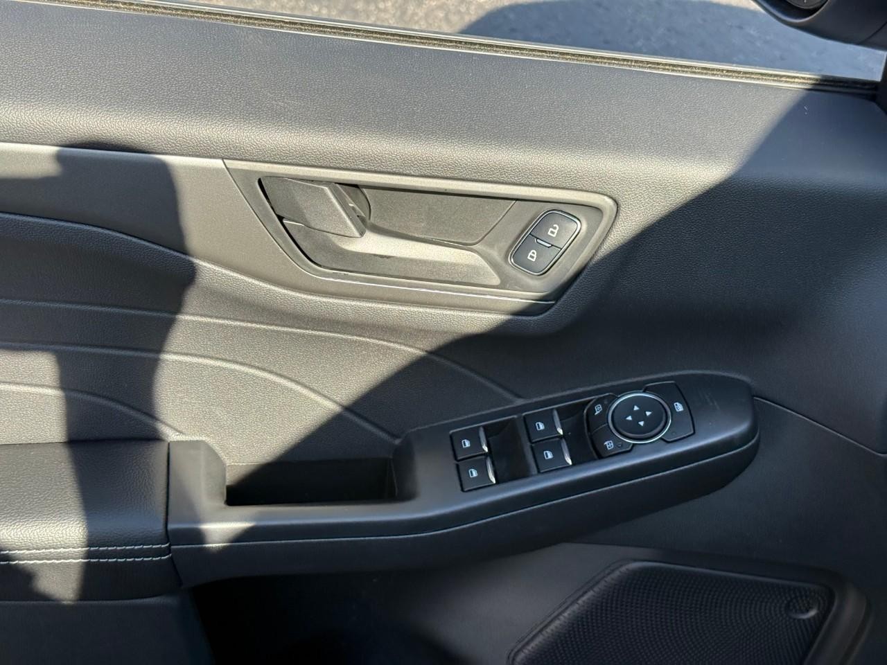 Ford Escape Vehicle Full-screen Gallery Image 12