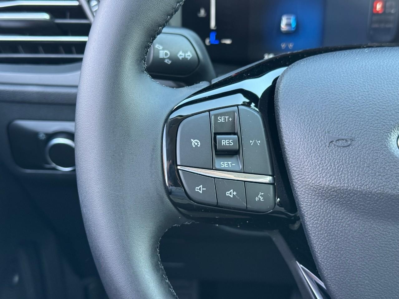 Ford Escape Vehicle Full-screen Gallery Image 15