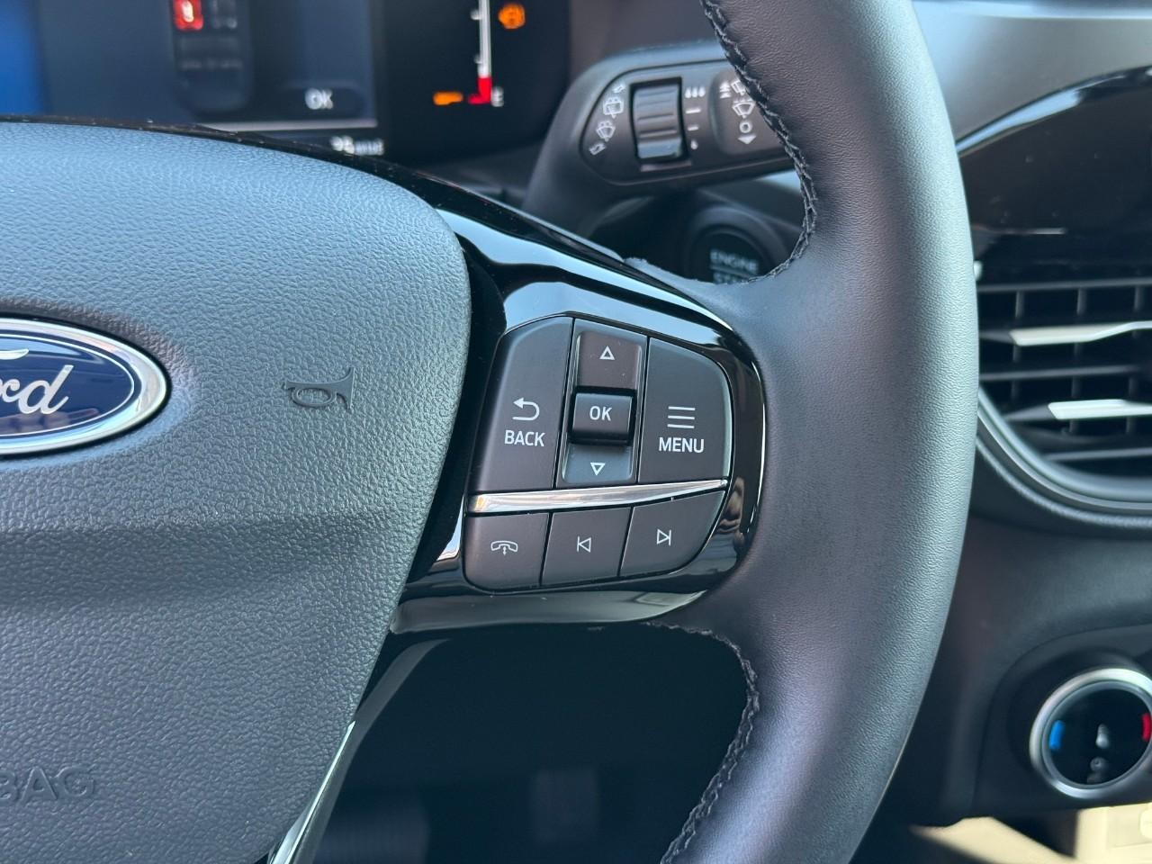 Ford Escape Vehicle Full-screen Gallery Image 16