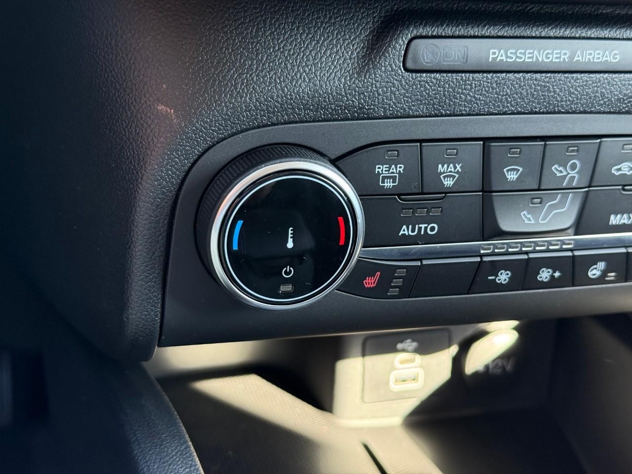 Ford Escape Vehicle Full-screen Gallery Image 18