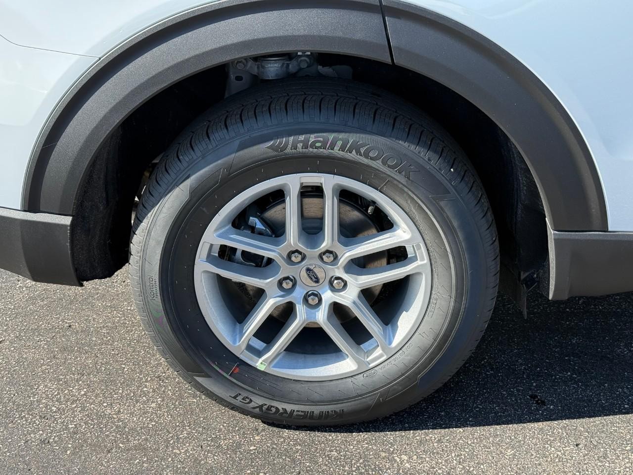 Ford Explorer Vehicle Full-screen Gallery Image 05