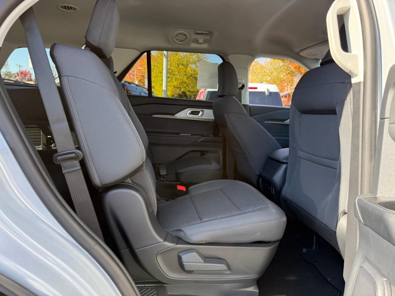 Ford Explorer Vehicle Full-screen Gallery Image 06