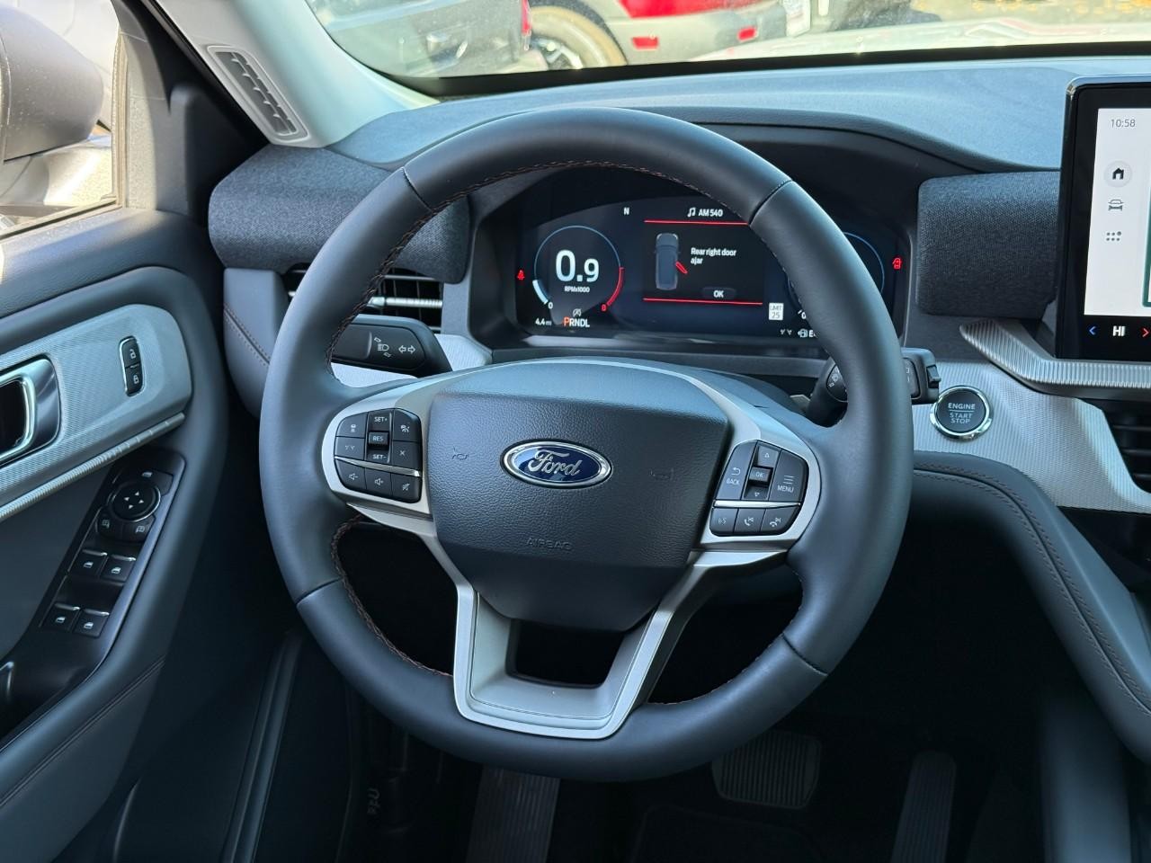 Ford Explorer Vehicle Full-screen Gallery Image 09