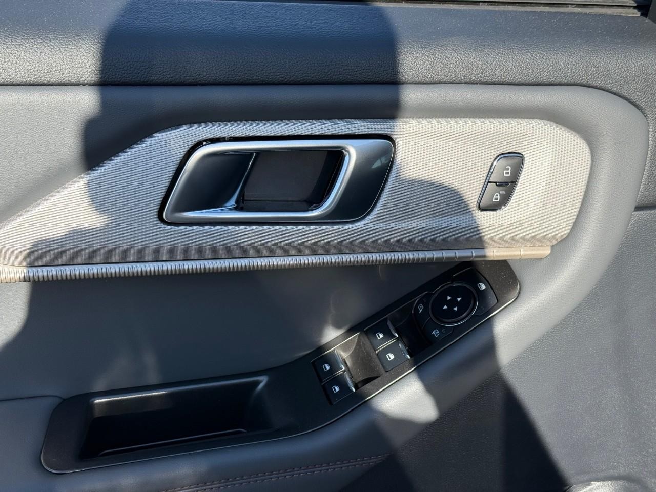 Ford Explorer Vehicle Full-screen Gallery Image 12