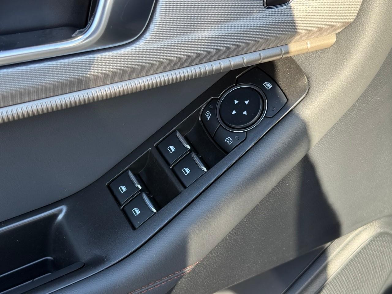 Ford Explorer Vehicle Full-screen Gallery Image 13