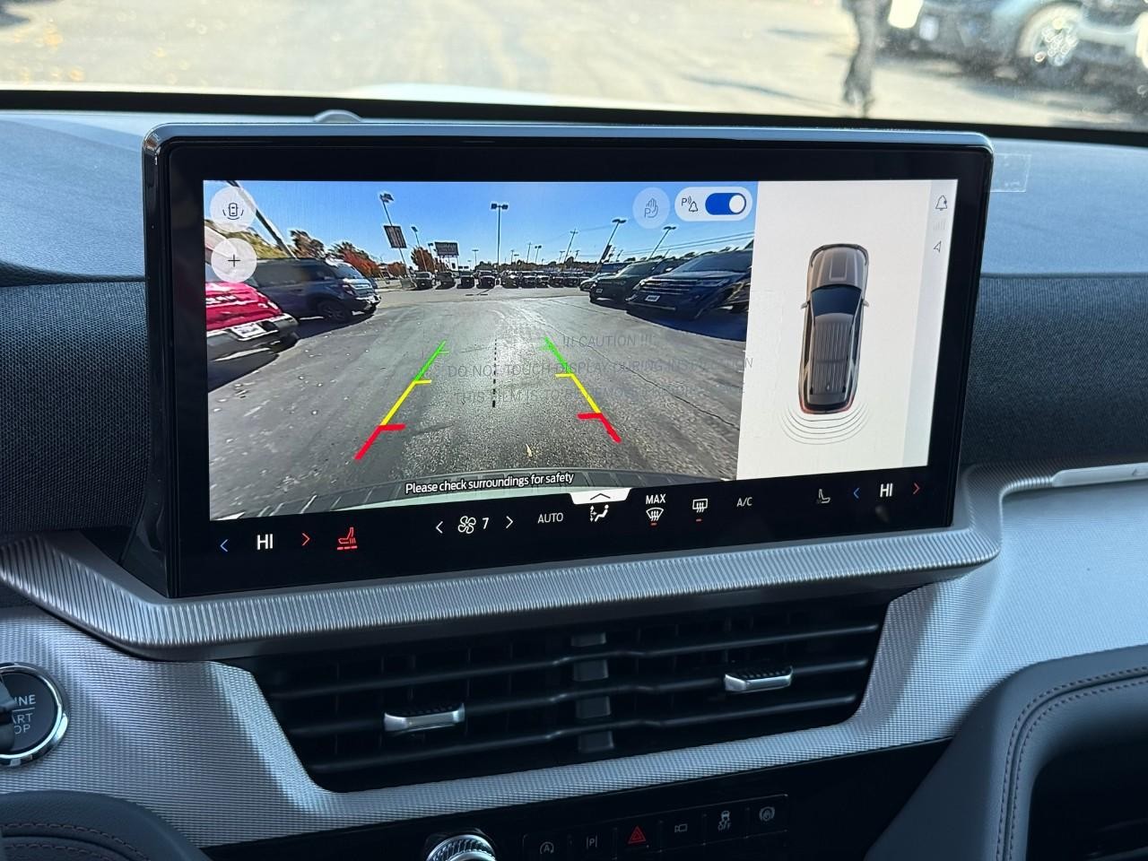 Ford Explorer Vehicle Full-screen Gallery Image 18