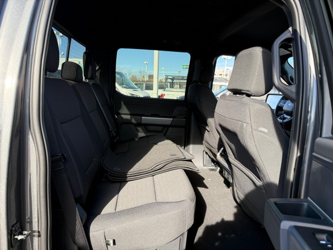 Ford F-150 Vehicle Full-screen Gallery Image 05