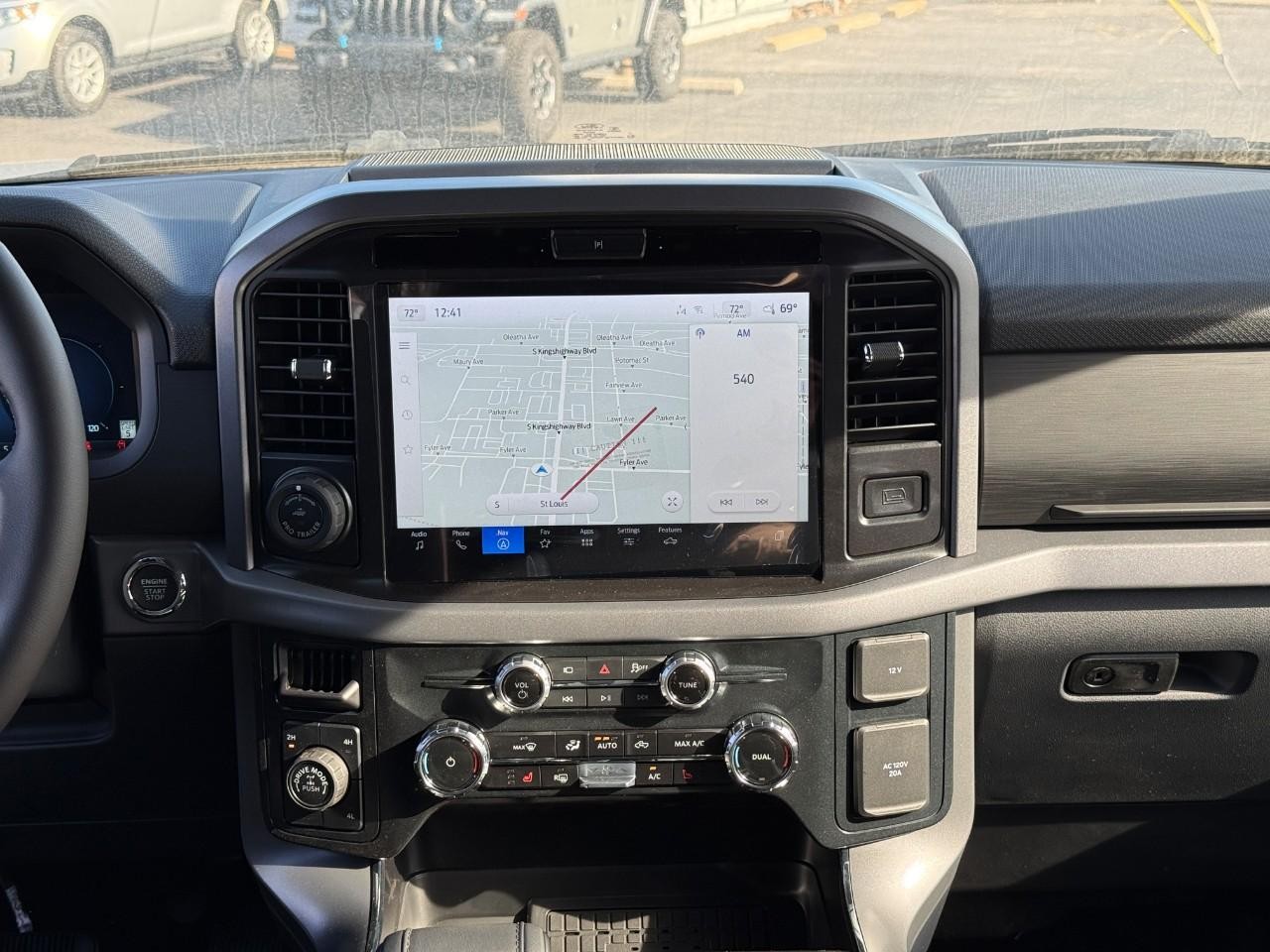 Ford F-150 Vehicle Full-screen Gallery Image 08