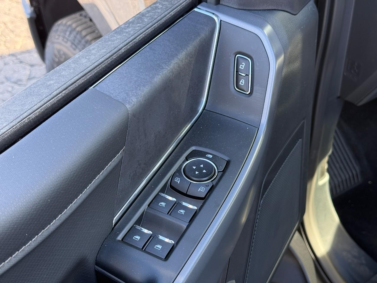 Ford F-150 Vehicle Full-screen Gallery Image 10