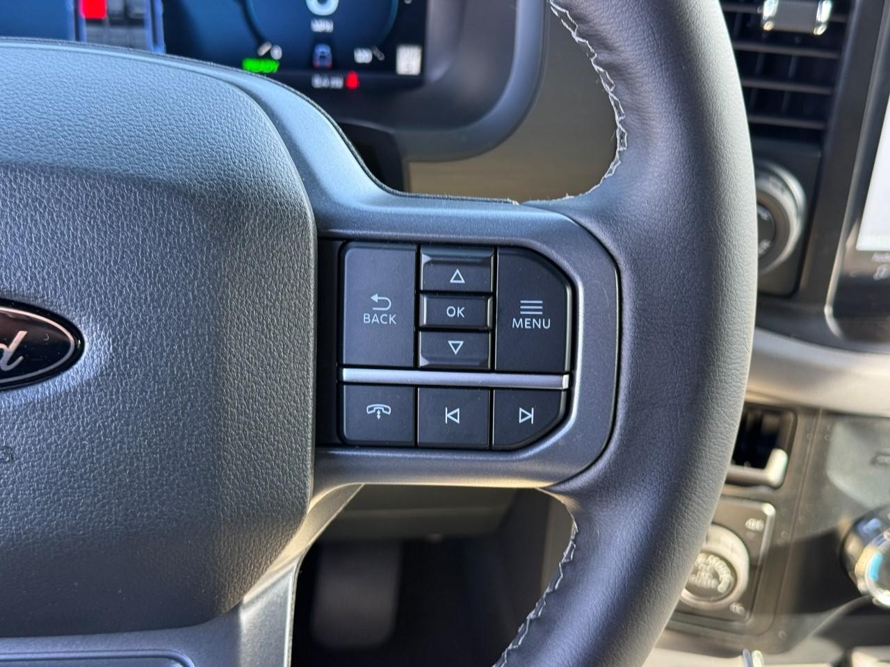 Ford F-150 Vehicle Full-screen Gallery Image 14