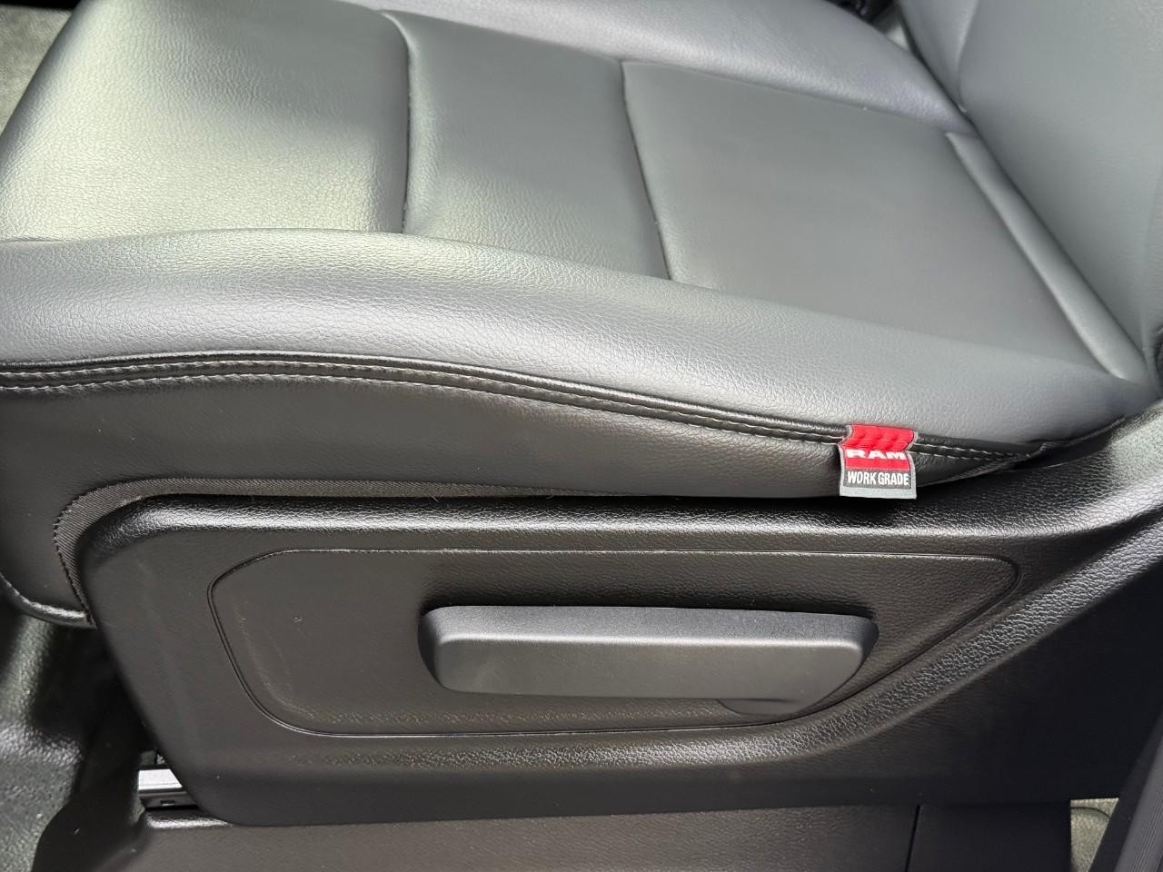 Ram 1500 Vehicle Full-screen Gallery Image 12